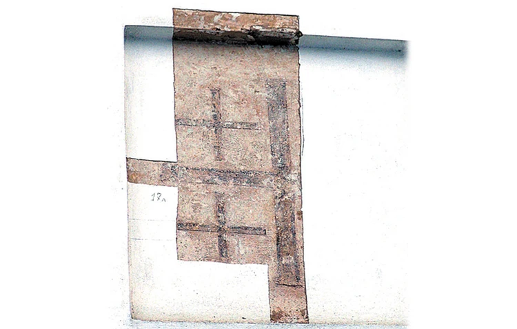 Рис. Фотография заложенного оконного проёма с нанесённым на штукатурку Иерусалимским крестом Радзивиллов на фасаде Фарного костёла Несвижского замка