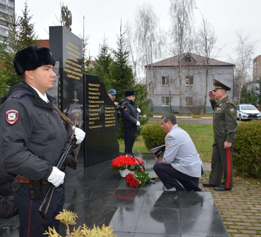 Начальник  УМВД по го Королев полковник Лащук Игорь Николаевич возлагает цветы на Мемориал памяти павшим сотрудникам полиции