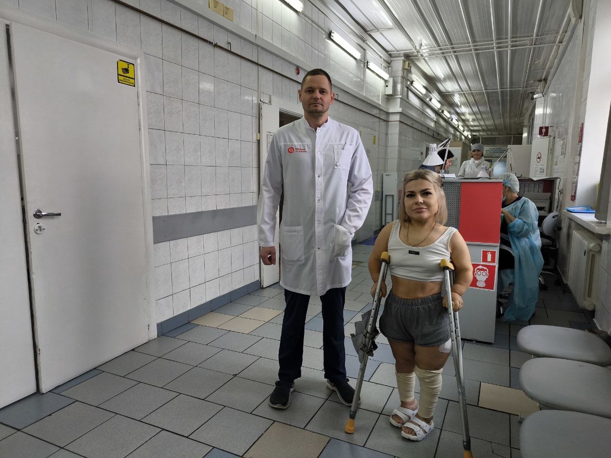 Анна с оперирующим хирургом Олегом Голенковым в Новосибирском НИИТО им. Я.Л. Цивьяна Минздрава России