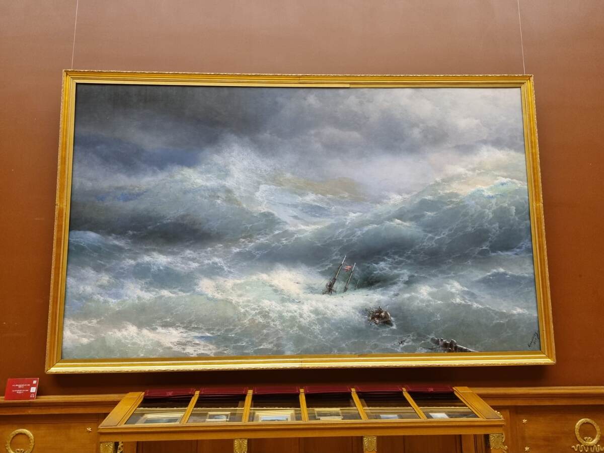 Если вот так кто-то тонет, то своим спасать не надо? 