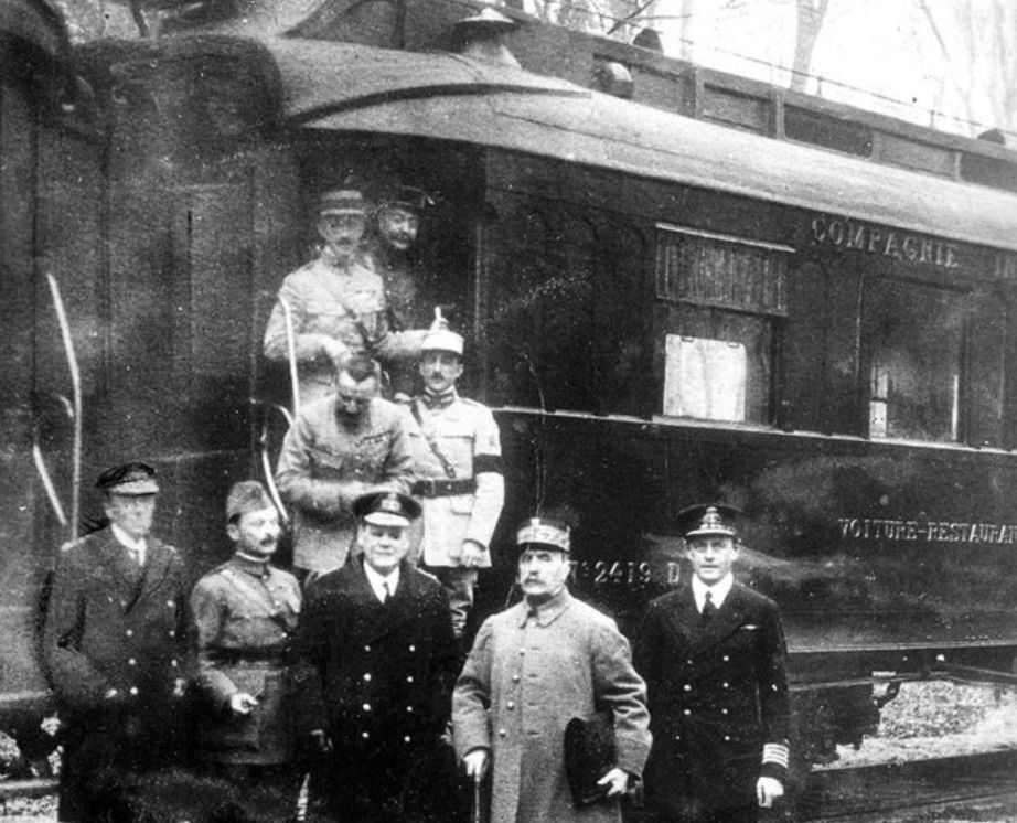 Представители союзников при подписании перемирия. Фердинанд Фош второй справа около вагона в Компьенском лесу