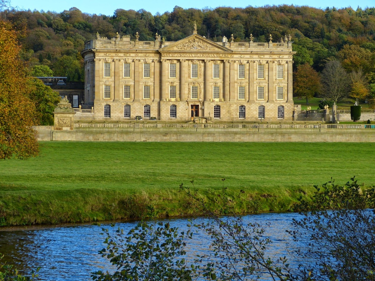 Чатсуорт-хаус (англ. Chatsworth House) — дворец в графстве Дербишир (Англия), резиденция герцогов Девонширских из семейства Кавендишей. 