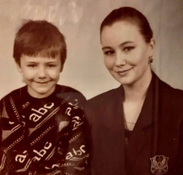Иван Жидков в детстве с мамой.
