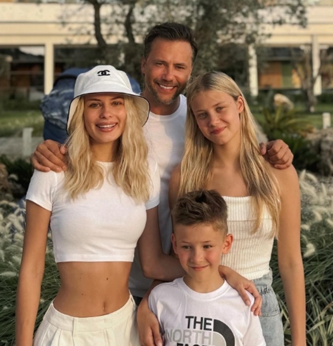 Иван Жидков и Мария Чередниченко с детьми актёра.