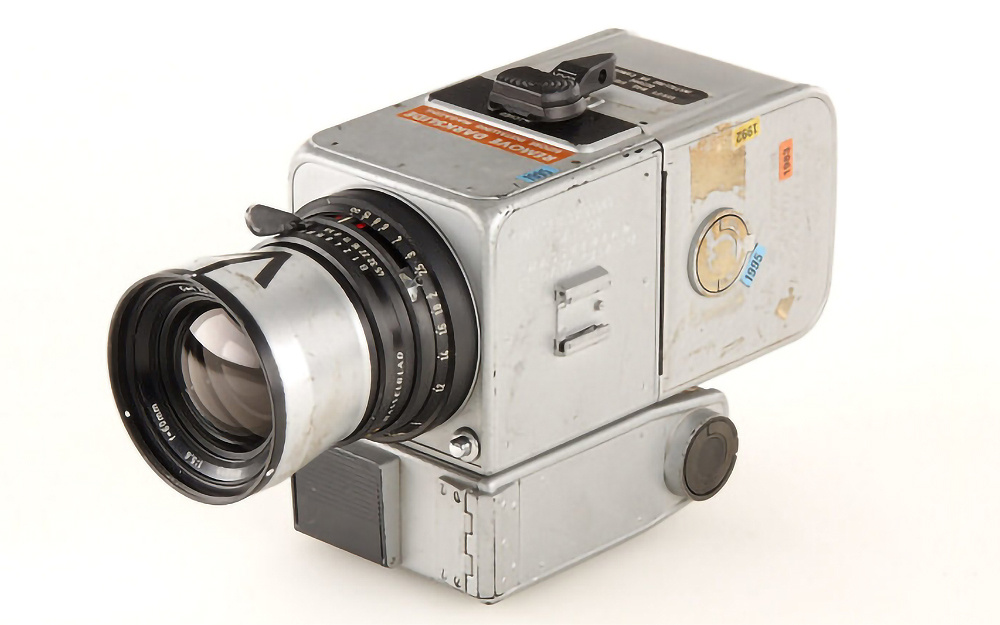 По информации NASA Армстронг и Олдрин снимали фотоаппаратами «Hasselblad 500EL»