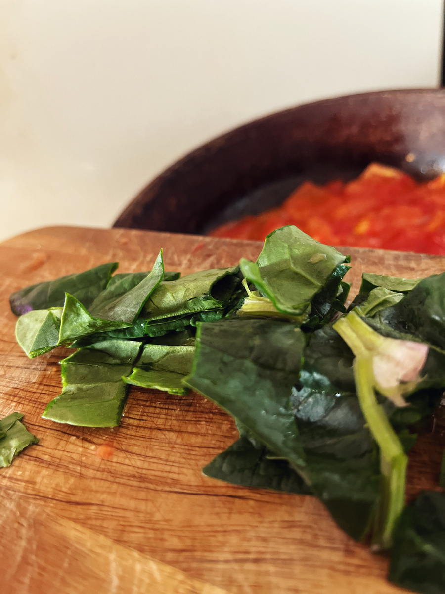 шпинат и тушеный томат