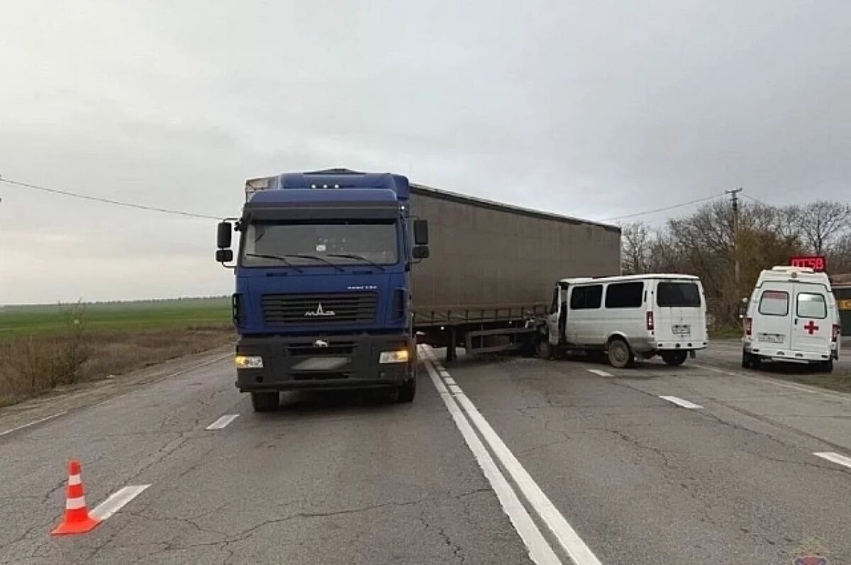    Под Волгоградом пассажирский «Соболь» въехал в фуру, водитель погиб