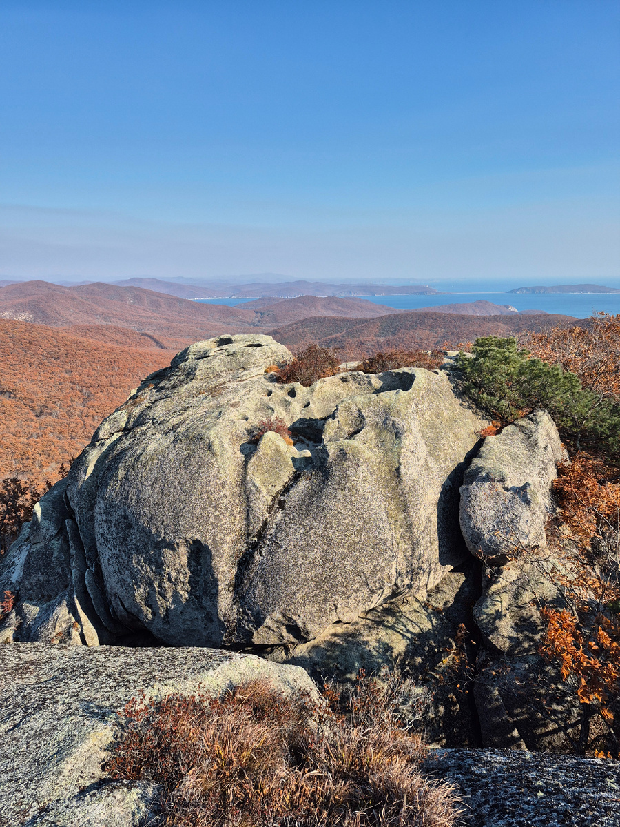 Да, в отличие от Долины Атлантов и Парка Драконов, почти по всем останцам Самоварки можно полазить!