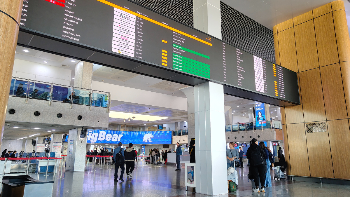 Сначала я сидела здесь и ждала начала регистрации. 