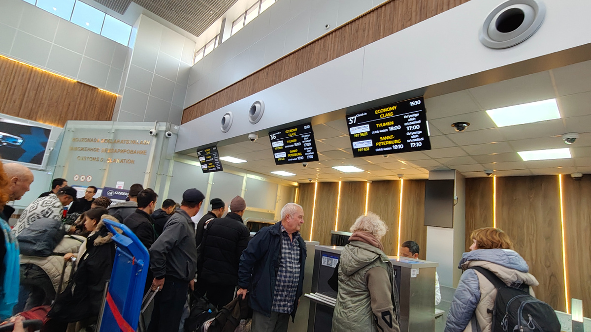 Ещё не очень понравилось, что на этих же стойках и в Тюмень шла регистрация. Знаю случаи, когда вот так багаж путали и отправляли в другое место, а не туда, куда летишь🫣.