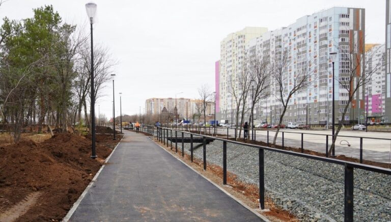    В Оренбурге продолжается благоустройство парка в 16-м микрорайоне Оренбуржье