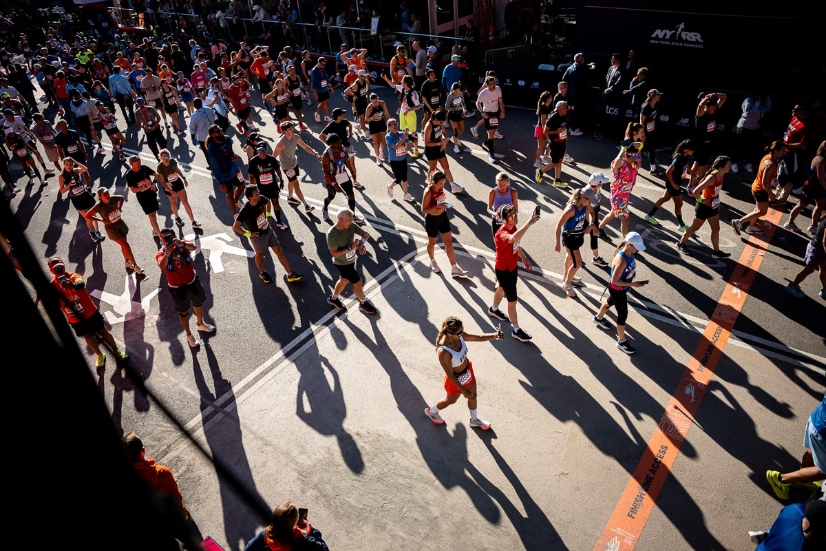   Бегуны пересекают финишную черту Нью-Йоркского марафона в Центральном парке 
Angelina Katsanis / AP