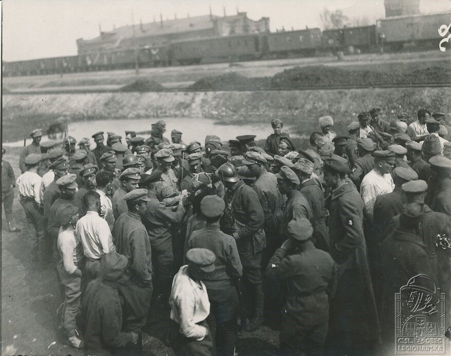 Фото с Чешского сайта. Подписано "Допрос пленных большевиков". Снято в Иркутской области.