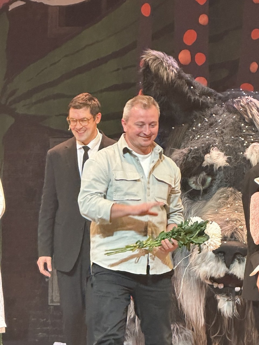 Сергей Епишев (Волк) и Кирилл Вытоптов (напереднем плане). Спектакль «Три поросенка. Ой». Театр на Таганке. Фото автора.