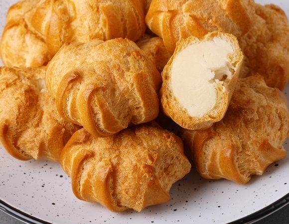 Что такое эклеры, а что — профитроли? Эксперты "Едим Дома" рассказали, как приготовить все из одного теста