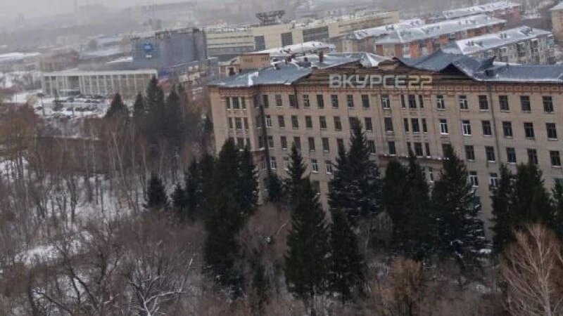     Снесенная ветром крыша на ул. Германа Титова Телеграм-канал Barnaul 22