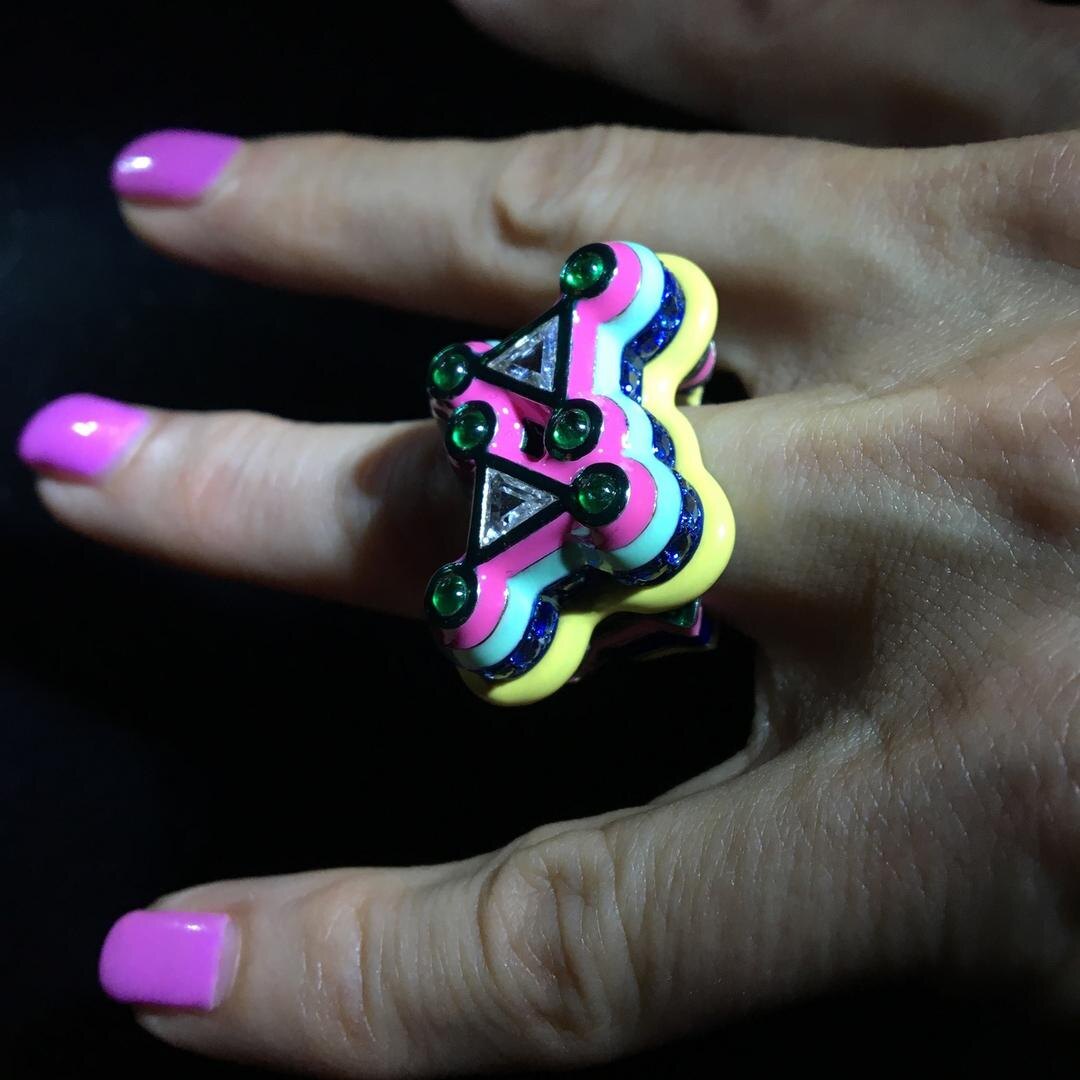 Ногти цвета розовой жевательной резинки сочетаются с розовым лаком на новом коктейльном кольце Poptails Tri-di от Соланж Азагури-Партридж, украшенном бриллиантами треугольной огранки и изумрудами (POA).