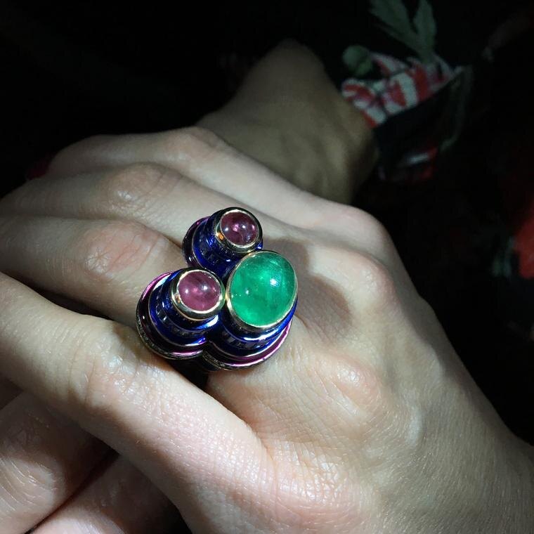 Знаменитый персонаж Уолта Диснея представлен в интерпретации Соланж Азагури-Партридж в этом крупном кольце Poptails Micki с изумрудным кабошоном вместо лица и розовыми сапфирами в ушах (POA).