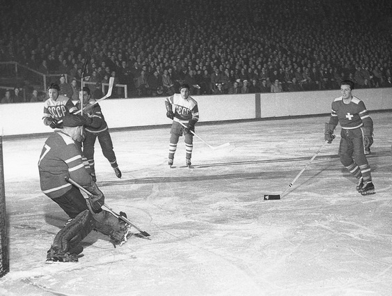 1954 год. "Кубок шелка и бархата". В финале встречаются сборная СССР и "Цюрихер СК"