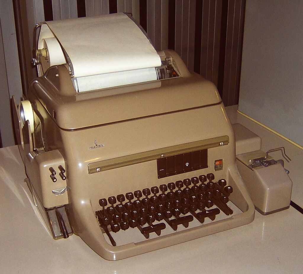 Немецкий телетайп Siemens T100. Источник: Википедия

