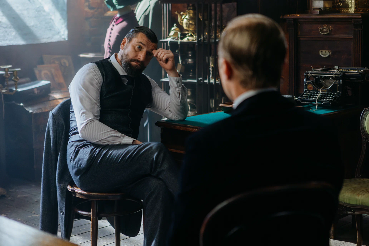 Драматическая беседа в кабинете: конфликт интересов и секреты персонажей в сериале «Константинополь» (2025), (источник: kinopoisk.ru)