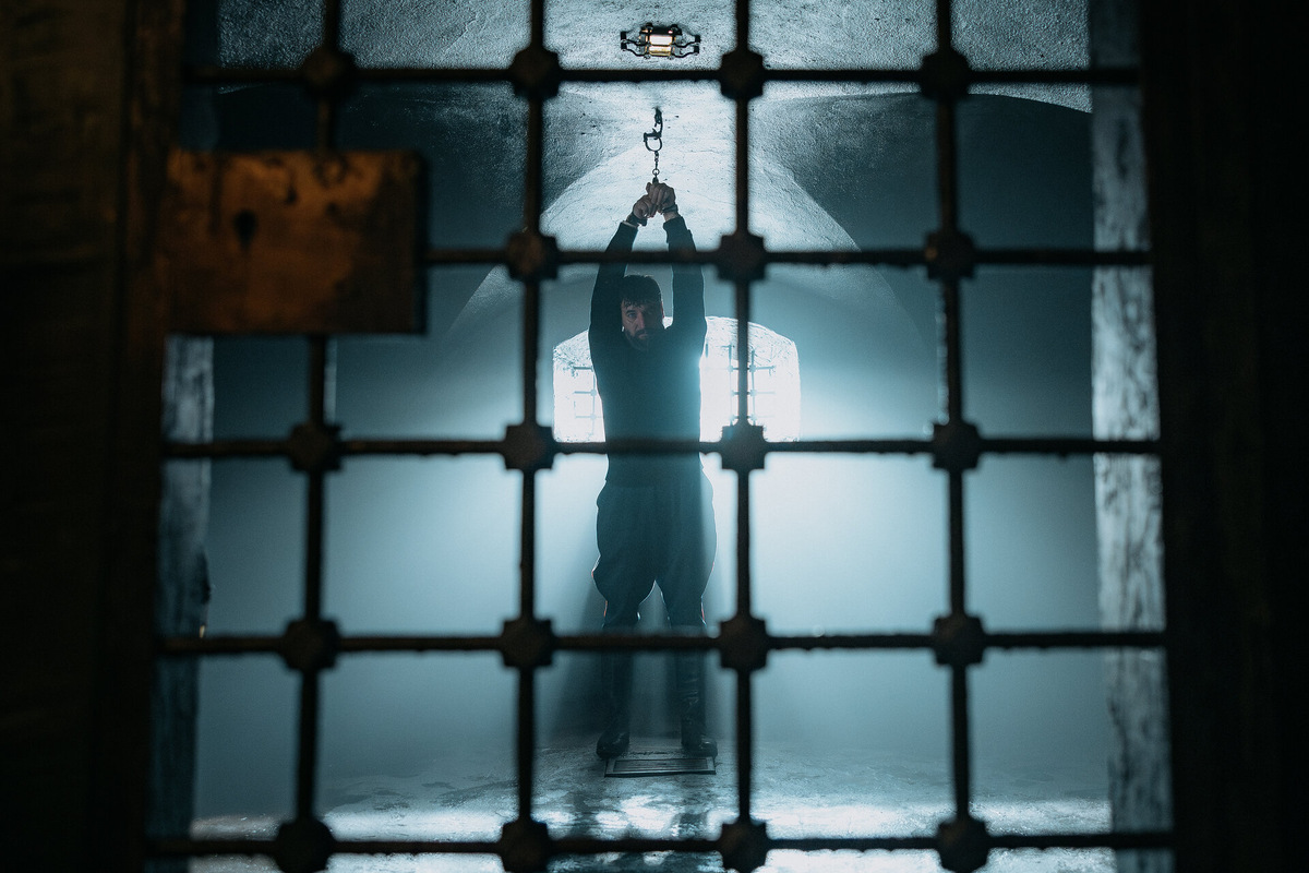 Тюремная камера и испытания героя: драматическая сцена пленения и борьбы за свободу в сериале «Константинополь» (2025), (источник: kinopoisk.ru)