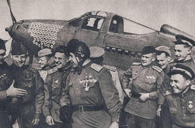Фото Александра Покрышкина: Первый трижды Герой Союза. Его дивизия в эпических боях на автостраде и воздушных сражениях перед штурмом Берлина — легенда Великой Отечественной войны.