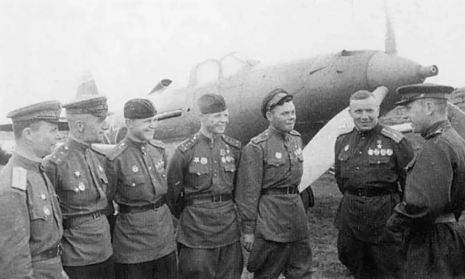 16-й гвардейский истребительный авиаполк дивизии Покрышкина: посадка на автостраду и бои в Великой Отечественной войне 1945 года.