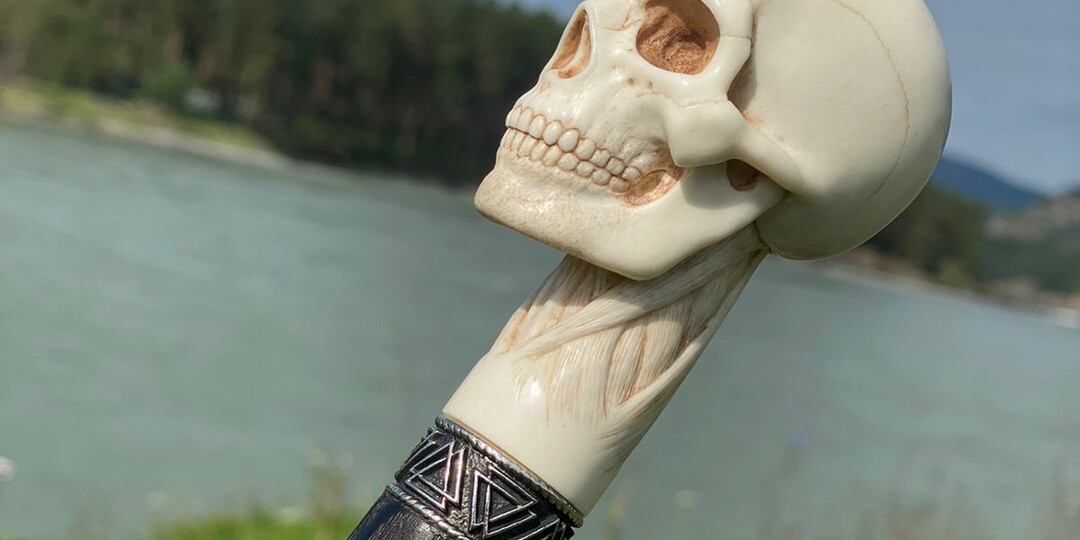 Волшебство в деталях: Почему трость с костяной рукоятью — это наследие