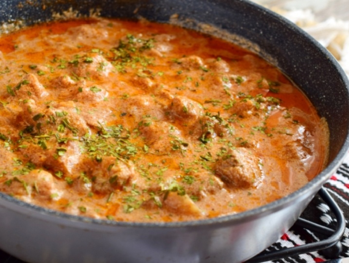 Свинина в сливочно-чесночной подливке на сковороде