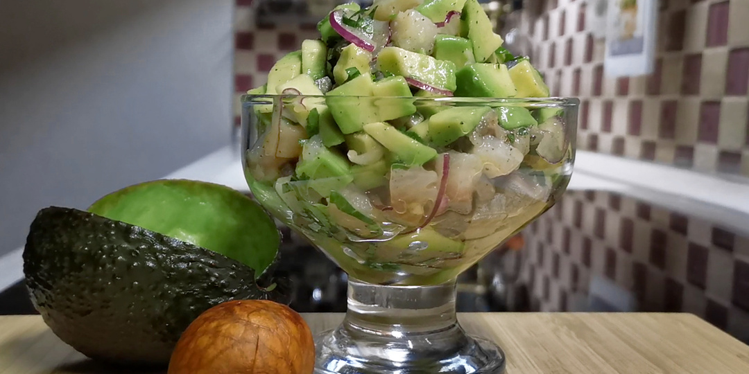 Сначала все удивляются, а потом нахваливают и просят рецепт. Салат с селедкой и авокадо, изумительное сочетание ингредиентов