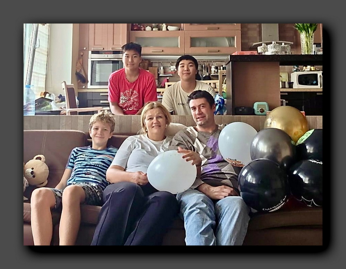 Ольга Ярославская с родным сыном и внуком, с приёмными детьми. Скриншот https://vk.com/detskiyombudsmen_moskva