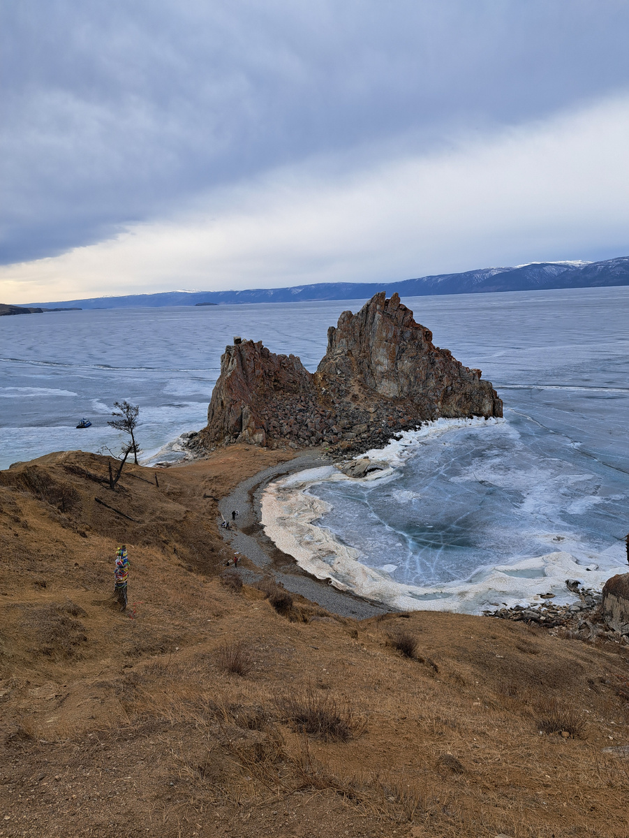 Скала Шаманка на острове Ольхон