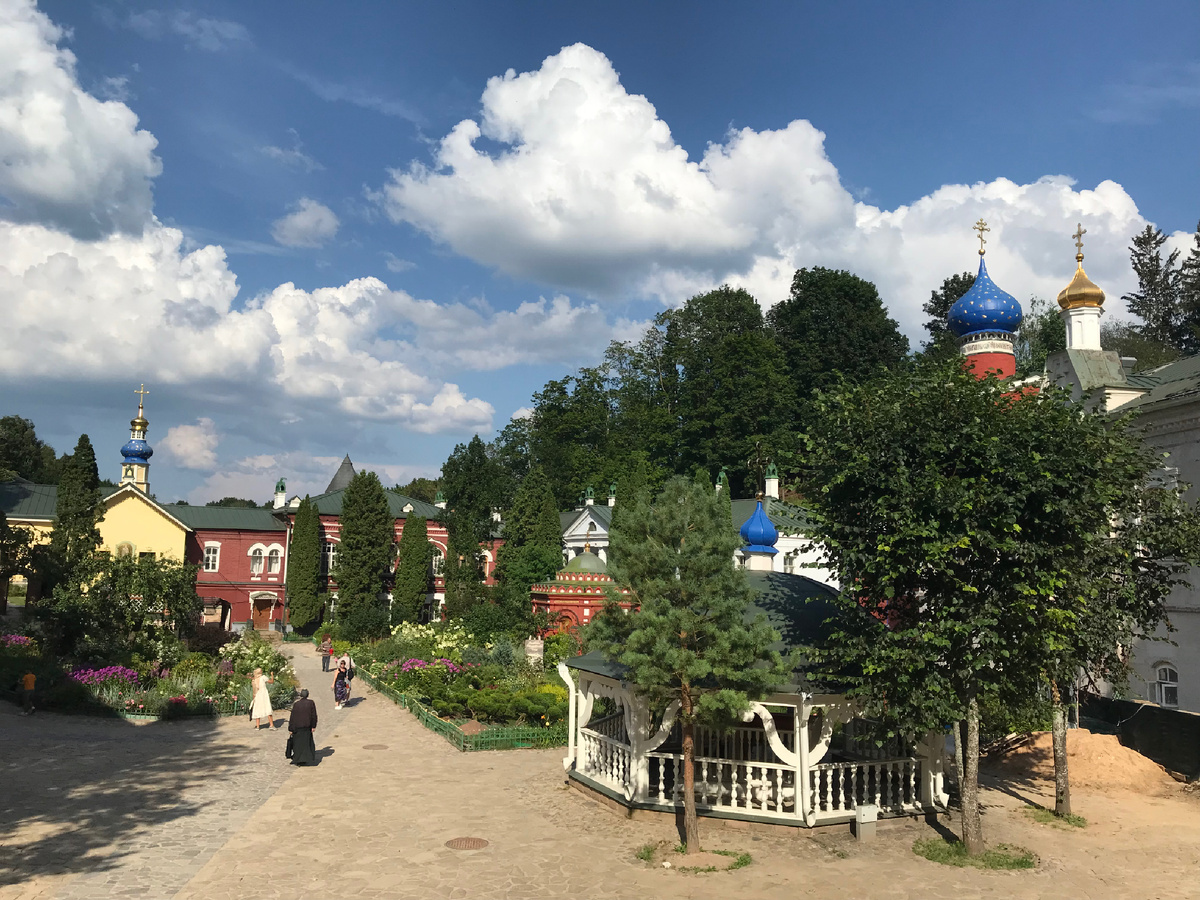 Вид на территорию монастыря с верхней площадки. Фото автора