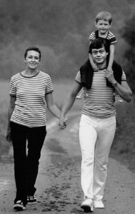 Людмила Поргина и Николай Караченцов с сыном.