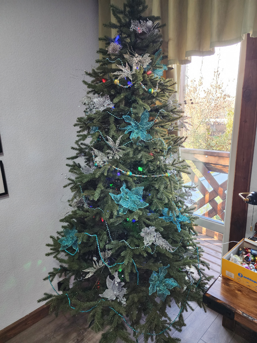 Цветы я всегда креплю ДО стеклянных игрушек, так как стекло хрупкое, после украшения ель лучше не трогать))