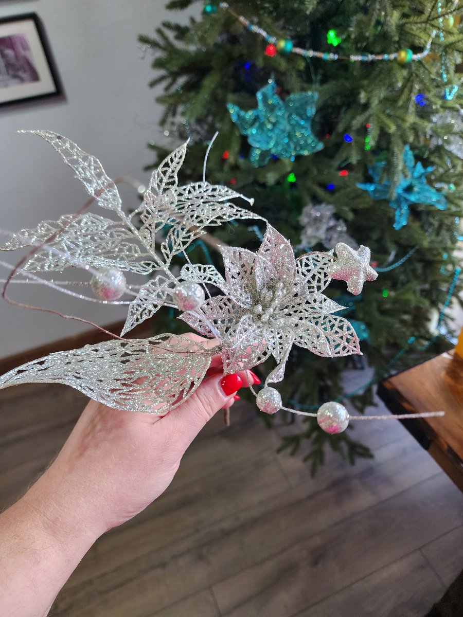 Цветы - частично обычные, на палочках, я их просто вставляю в крону елки.