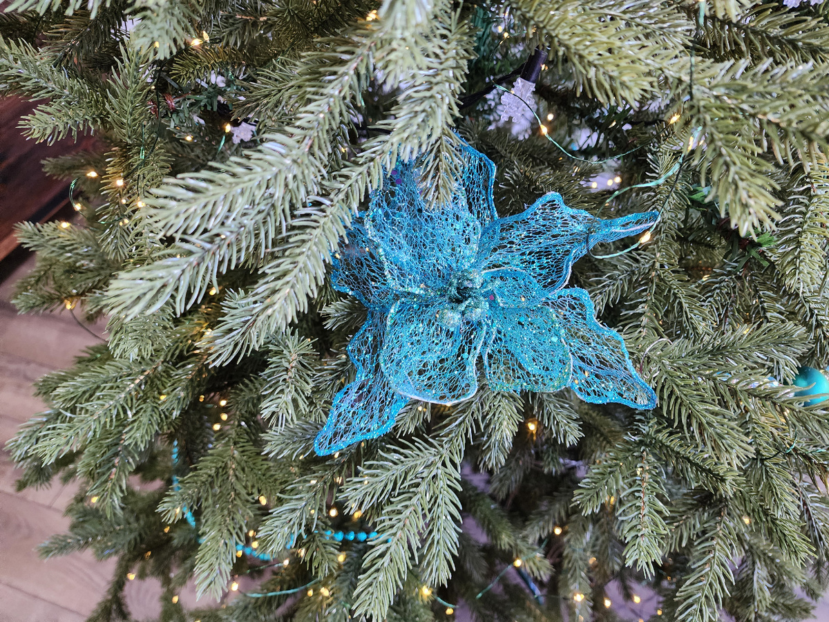 Часть цветов на прищепках. Купила их в свое время в сетевом гипермаркете Глобус, когда цены в нем были еще не такими кусачими)). Покупала в конце сезона, со скидкой.