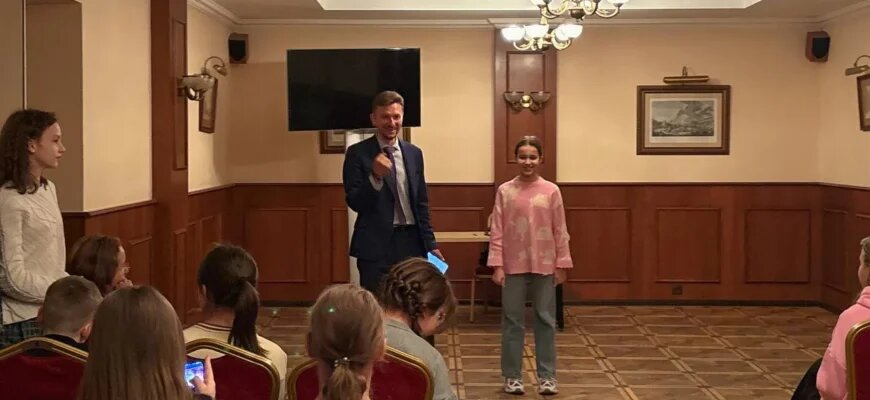 Занятие в Школе журналистики имени Владимира Мезенцева. Изображение для расписания 12 октября.