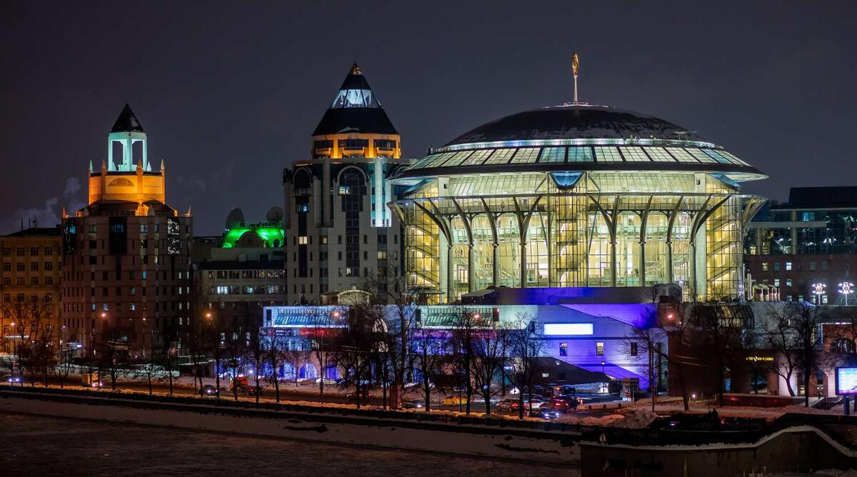 Пошаговая инструкция, как добраться до ММДМ от метро Павелецкая пешком или на машине. Маршрут через подземный переход, информация о парковке и советы, чтобы успеть к началу.