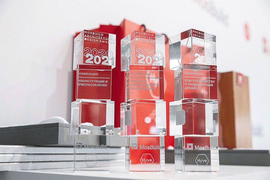 Наградная статуэтка для MosBuild. Оптическое стекло. Мастерская ВЕТРО. vetro.ru.com