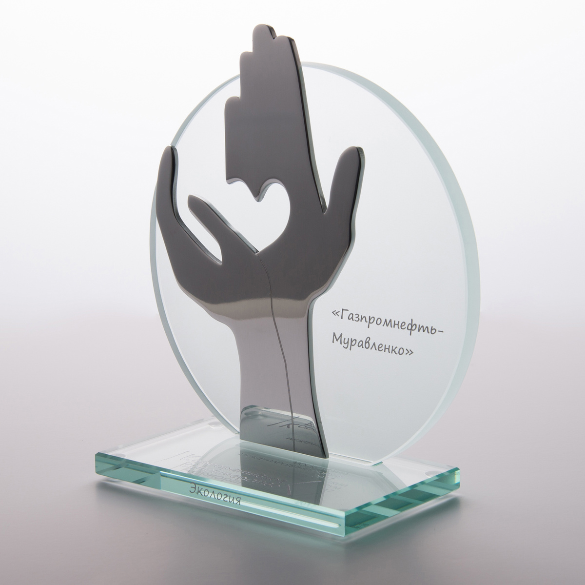 Подарочная статуэтка. Листовое стекло, металл. Фото Мастерской ВЕТРО. vetro.ru.com