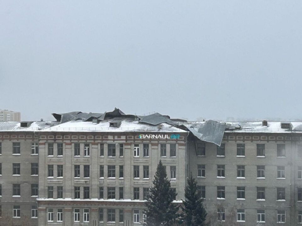    Повреждение кровли в Барнауле. Источник: "Барнаул 22"