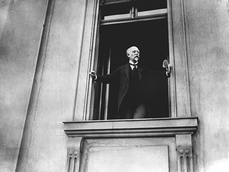 Филипп Шейдеман с балкона рейхстага провозглашает республику.