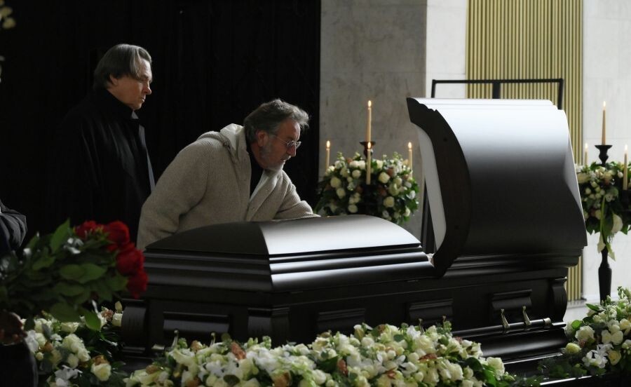    Генеральный директор Первого канала, продюсер Константин Эрнст и актер Леонид Ярмольник на церемонии прощания с телеведущим Юрием Николаевым / Источник: © Пелагия Тихонова/РИА Новости