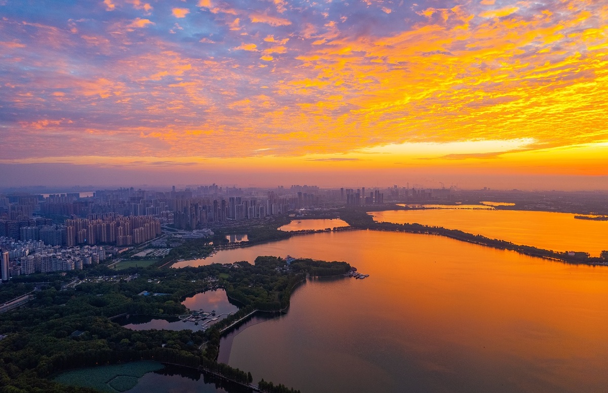 Восточное озеро на закате н фоне города. (2 фото)