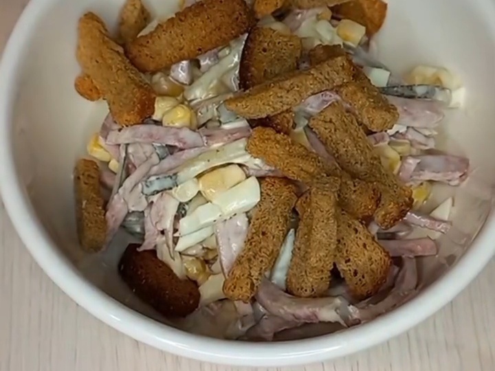 Салат, который собирается за 10 минут и исчезает со стола ещё быстрее 😋