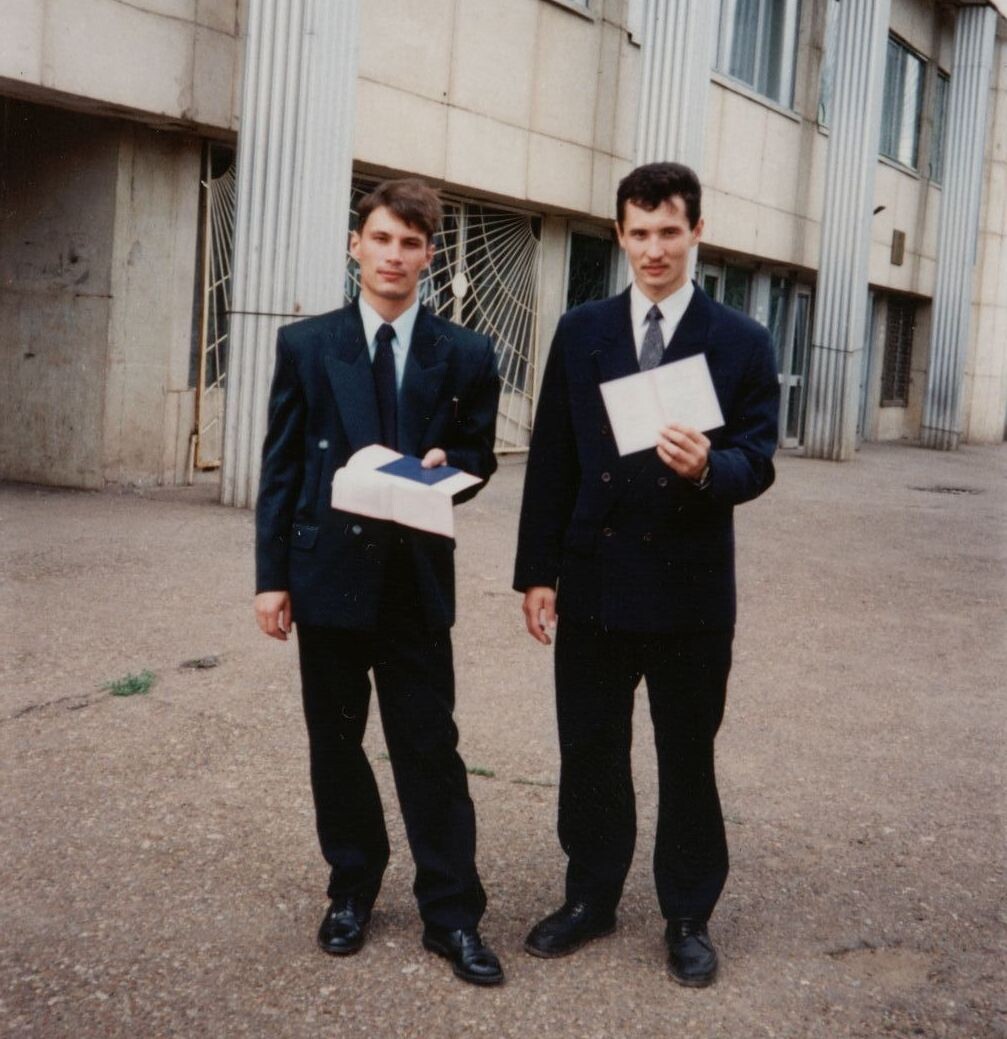 Автор с полученным дипломом УГКР, с другом Маратом. Июнь 2000г. Фотоплёнка 