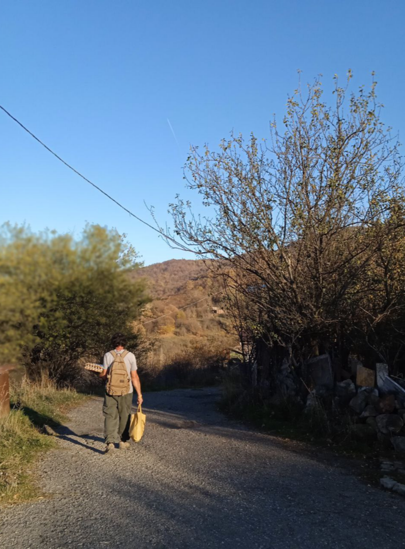 Дождь кончился так же, как начался, днём было 15-18С. Кое-кто вон в футболках бегал. И это не предел: я собственными глазами видела дядьку на балконе - в одних трусах. Дядька курил и беззастенчиво грел пузо на щедром октябрьском солнышке.