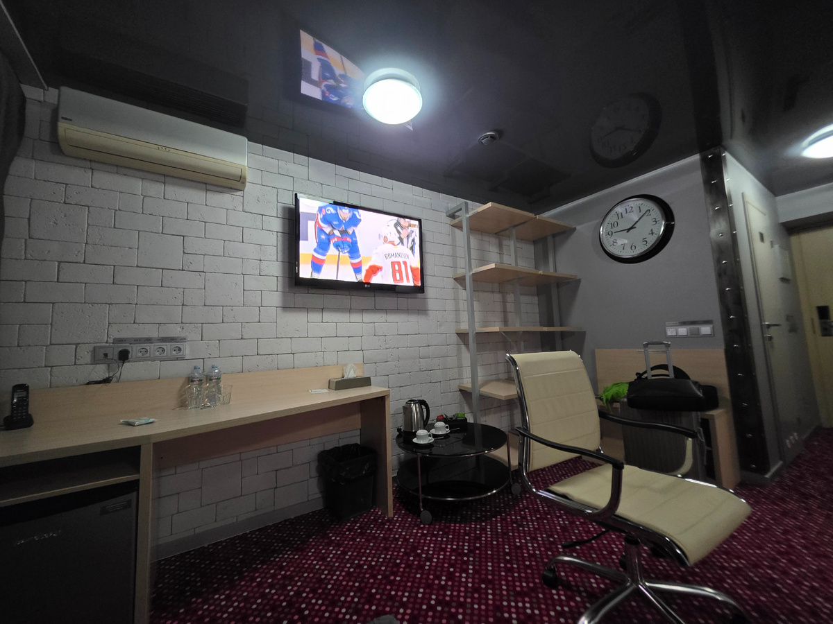 Первые минуты в номере после ужина и прогулки.